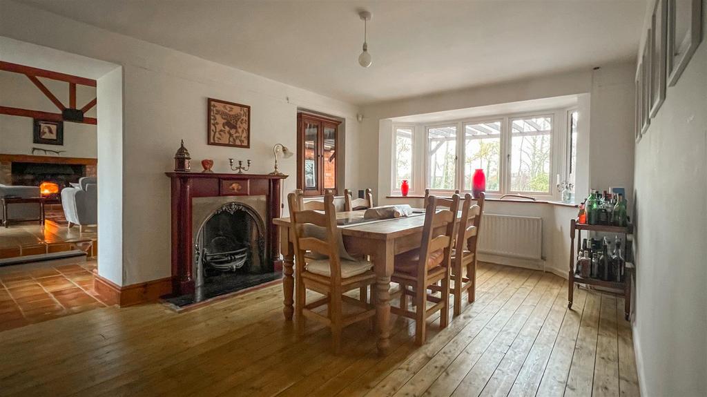 Dining room 2.jpg