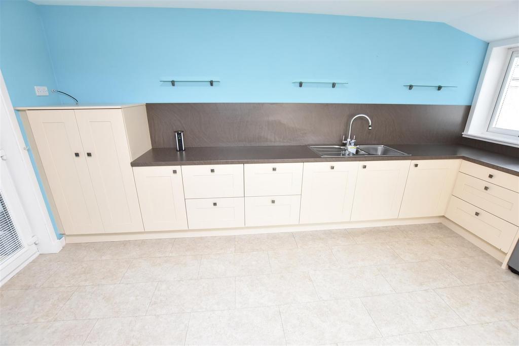 Kitchen (2).jpg