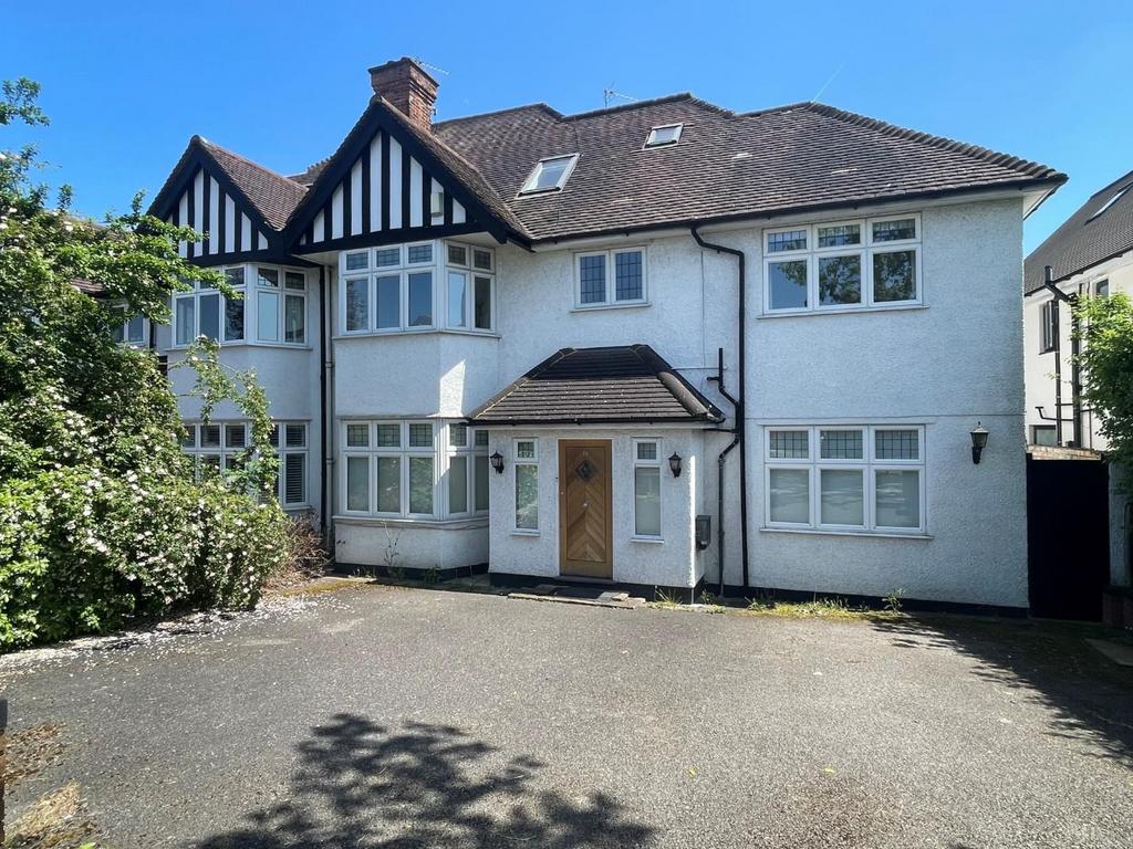 Parkside, Mill Hill, NW7 6 bed semidetached house £4,950 pcm (£1,142 pw)