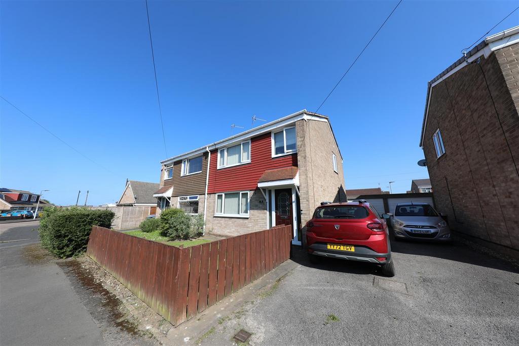 Astral Gardens, SuttonOnHull, Hull 3 bed semidetached house £165,000