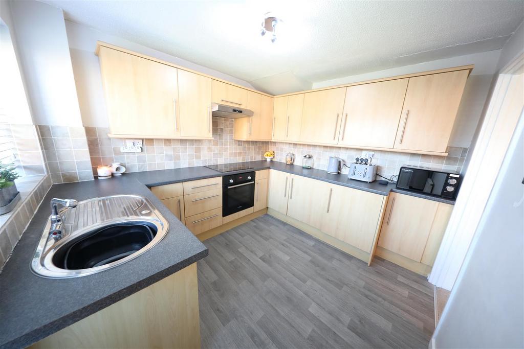 Astral Gardens, SuttonOnHull, Hull 3 bed semidetached house £165,000