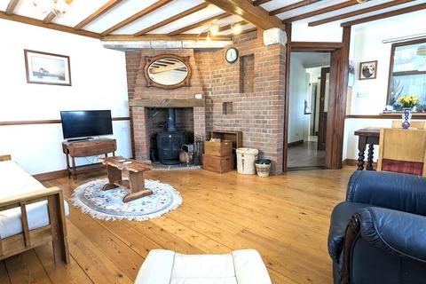 3 bedroom detached bungalow for sale - 18 Cedarwood Drive, Seaview, PO34 5JH