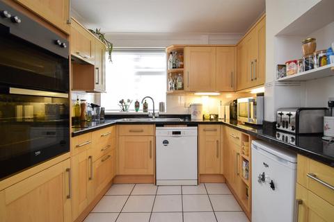 11 Fairlight Close, Bexhill-on-sea, TN40 2PT