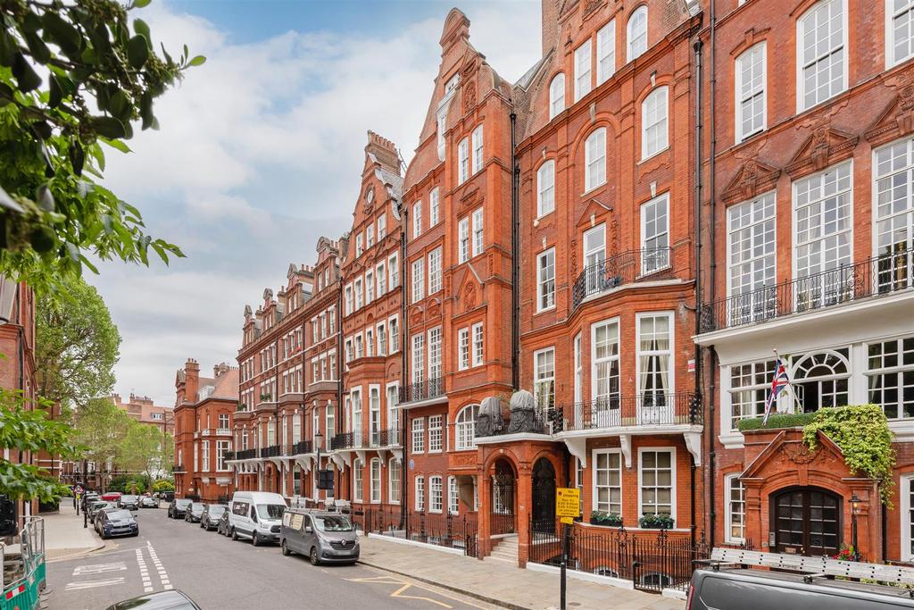 Cadogan Square, London 2 bed apartment for sale £2,400,000