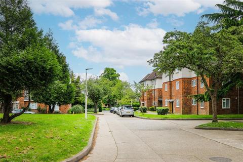 29 The Roses, Woodford Green, IG8 9BN