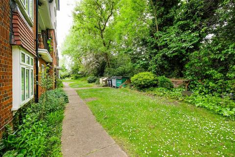 29 The Roses, Woodford Green, IG8 9BN