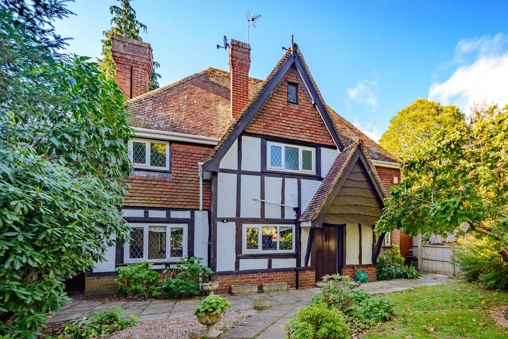 Redwood House, 1 Mulberry Court 4 bed detached house £2,500 pcm (£577 pw)