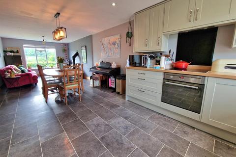 8 Orchard Rise, Tibberton, Gloucester, GL19 3AT