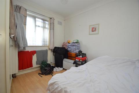 2 bedroom maisonette for sale - Fullwell Avenue, Clayhall, IG5 0XA