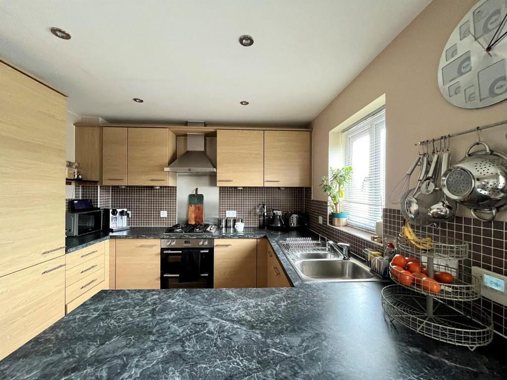 Running Foxes Lane, Ashford TN23 3 bed semidetached house for sale £340,000