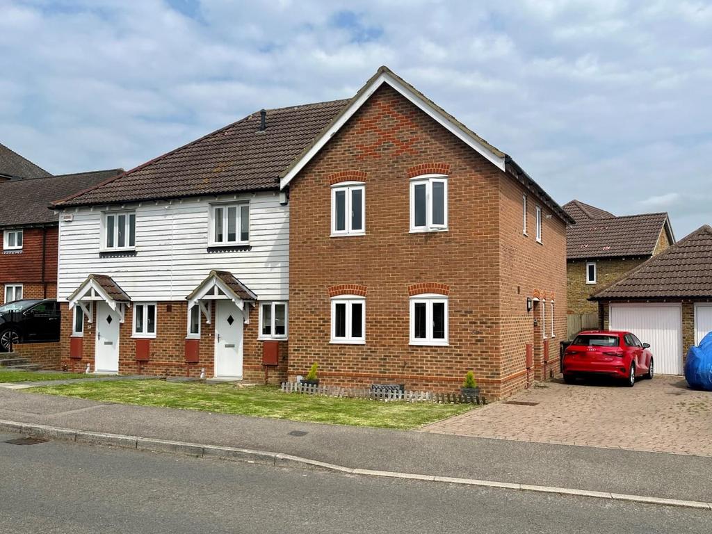 Running Foxes Lane, Ashford TN23 3 bed semidetached house £340,000