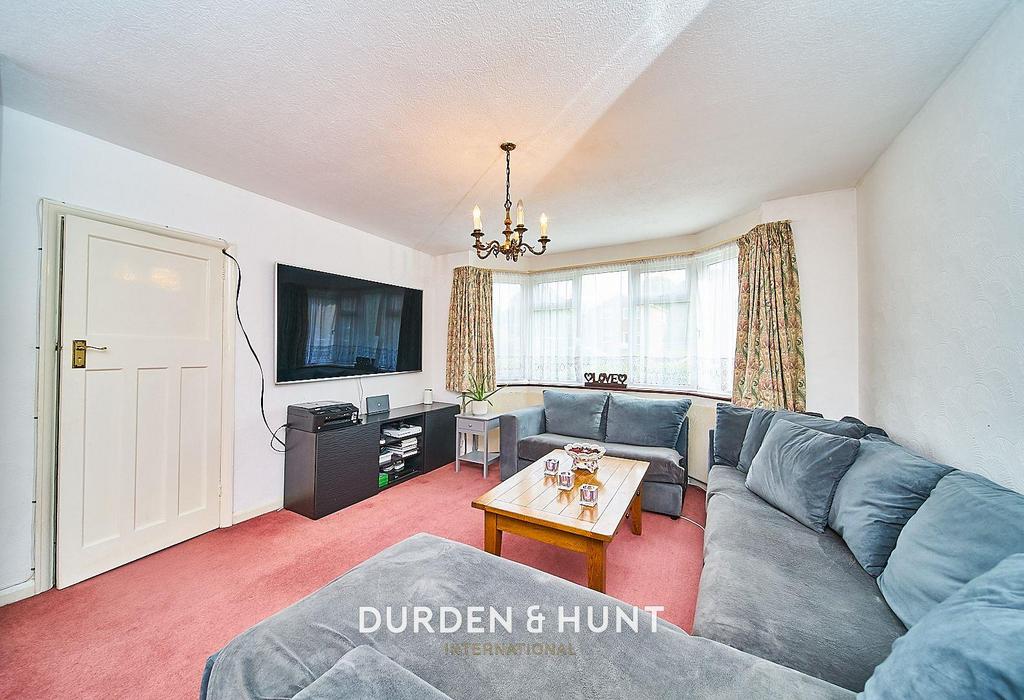 Turpins Lane, Woodford Green, IG8 3 bed detached house for sale £700,000
