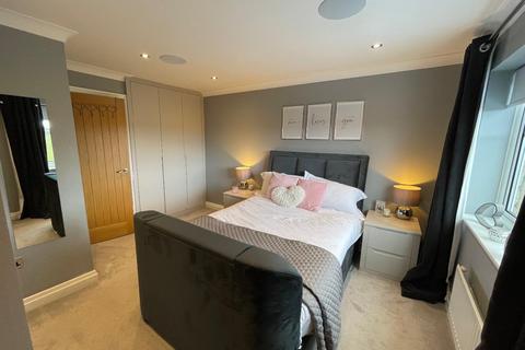 3 bedroom detached house for sale - Mason Court, Huddersfield