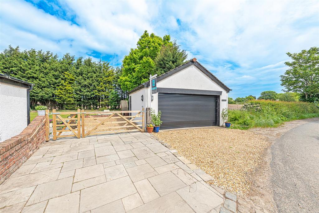 Driveway/Garage
