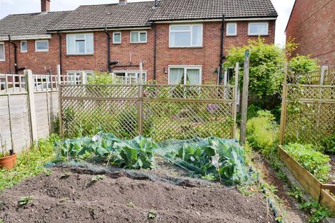 3 bedroom semi-detached house for sale - Churchill Close, Calne