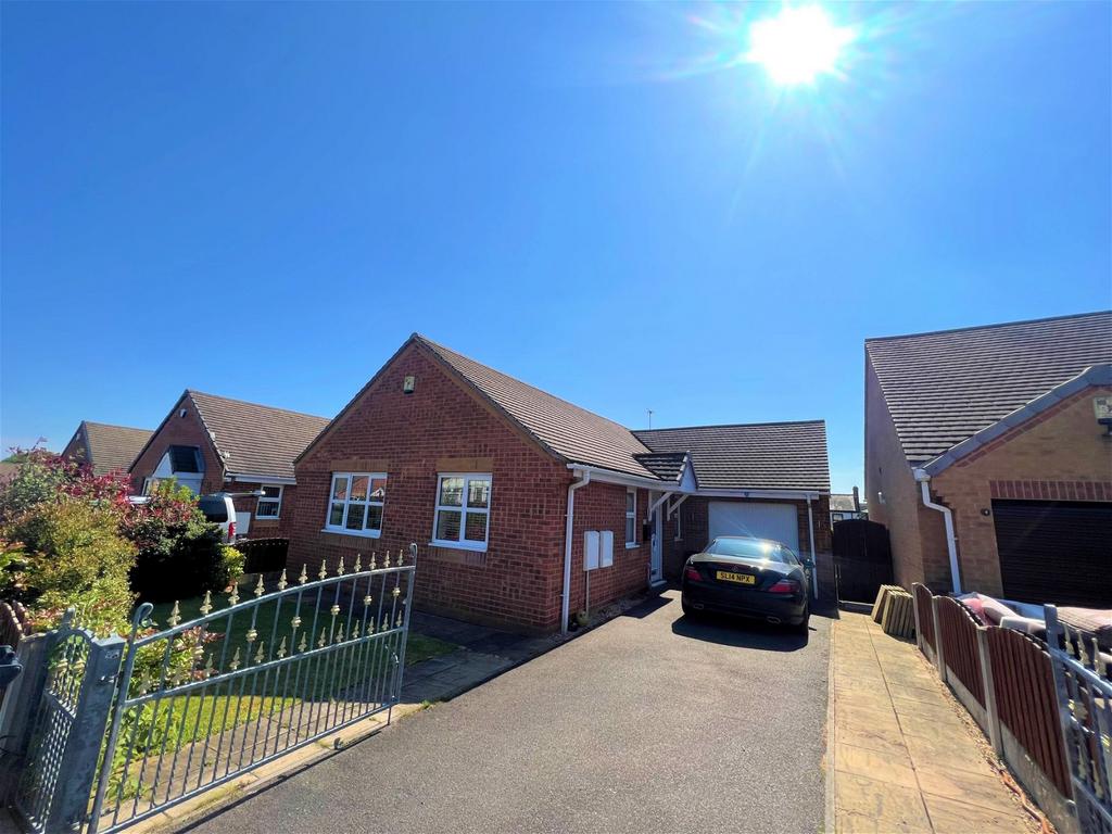 Queen's Road, Cudworth, Barnsley, S72 8AS 3 bed detached bungalow for