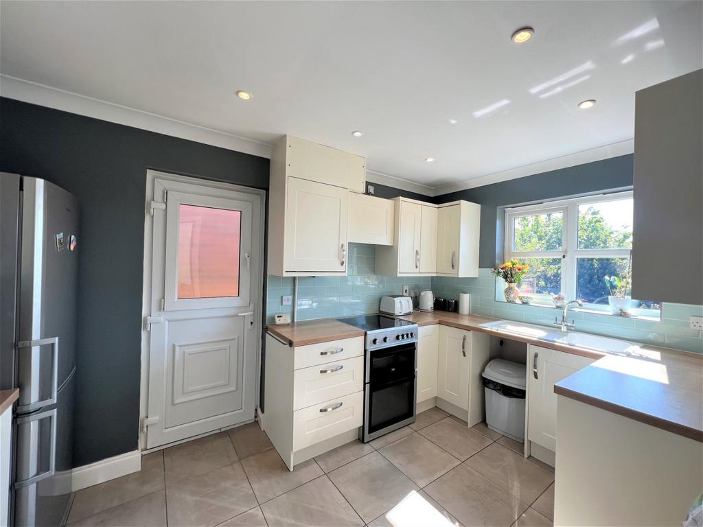 Queen's Road, Cudworth, Barnsley, S72 8AS 3 bed detached bungalow for