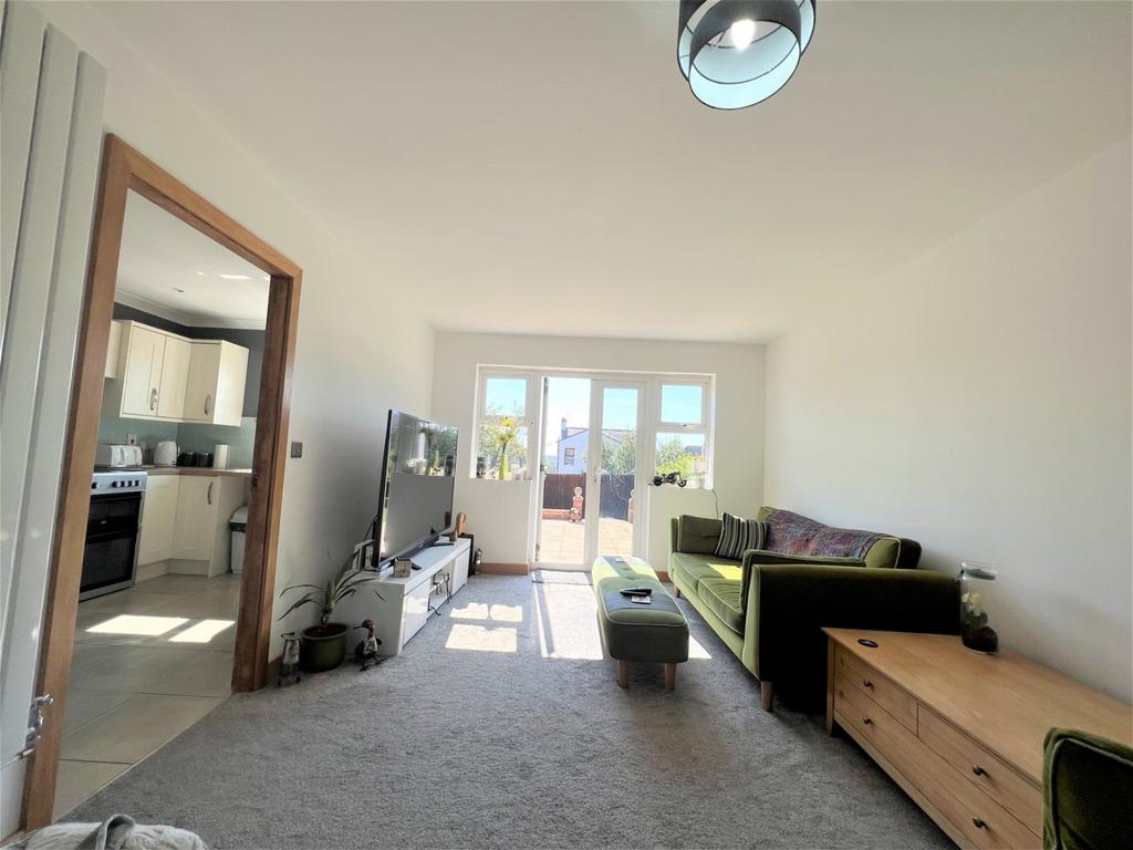 Queen's Road, Cudworth, Barnsley, S72 8AS 3 bed detached bungalow for