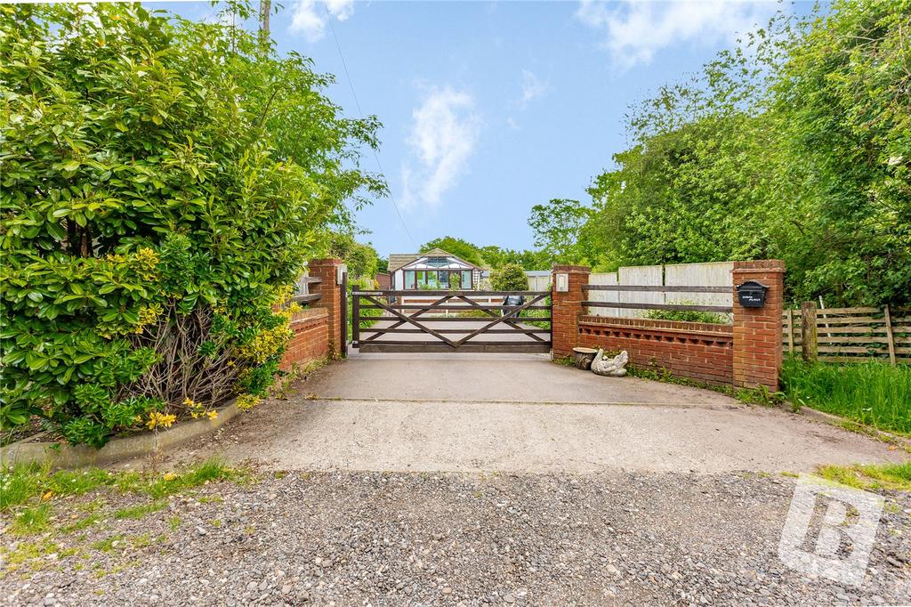 Avenue, Wickford, Essex, SS12 2 bed park home for sale £300,000