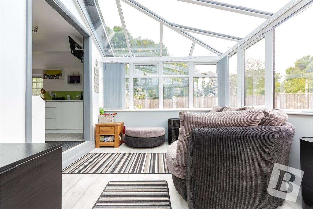 Avenue, Wickford, Essex, SS12 2 bed bungalow for sale £425,000