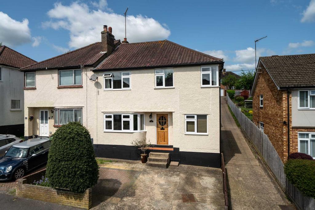 West Valley Road, Manor Estate, Apsley 4 bed semidetached house for