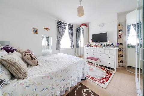 2 bedroom flat for sale, Royston Road, London