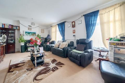 2 bedroom flat for sale, Royston Road, London