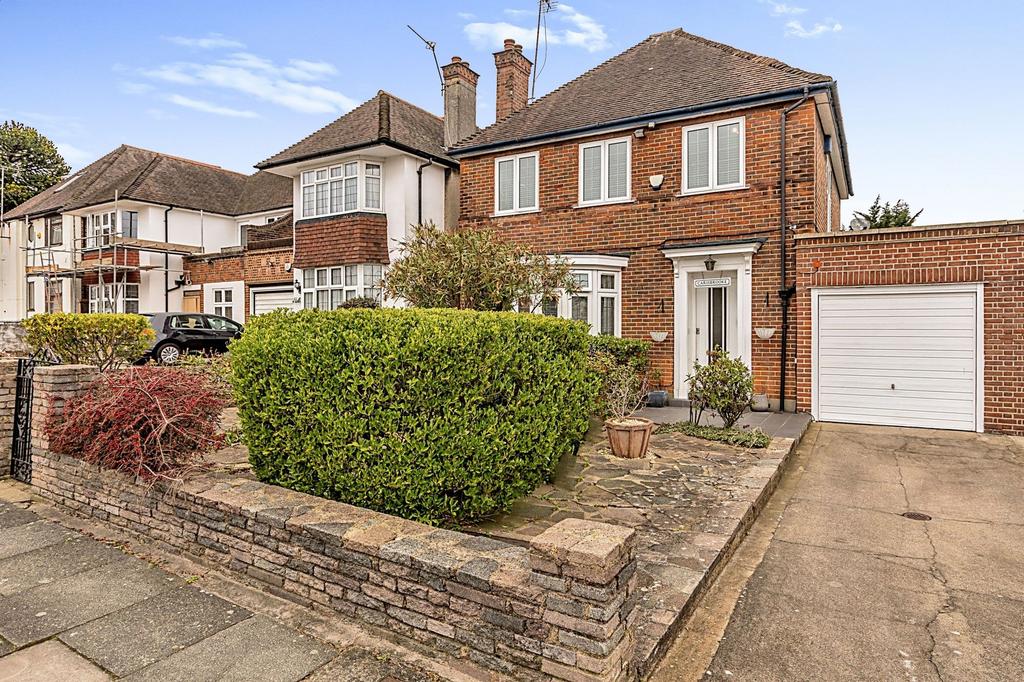 Addington Drive, London, N12 5 bed link detached house for sale £