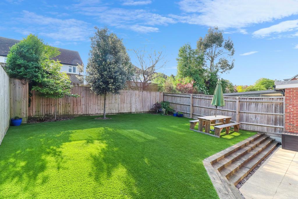 Jubilee Walk, Kings Langley, Herts, WD4 4 bed semidetached house £