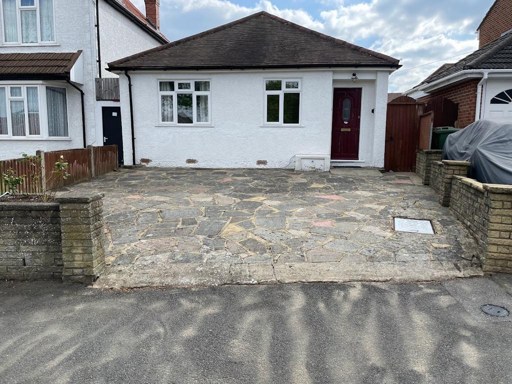 Worcester Park, KT4 3 bed detached house £1,800 pcm (£415 pw)