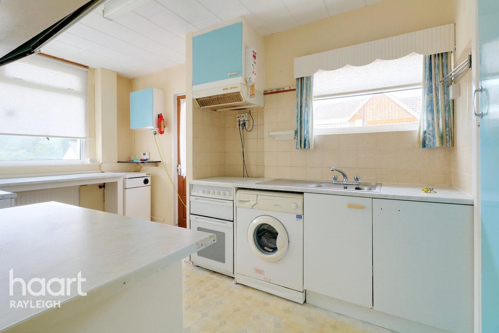 Kingswood Crescent, Rayleigh 4 bed semidetached house for sale £425,000