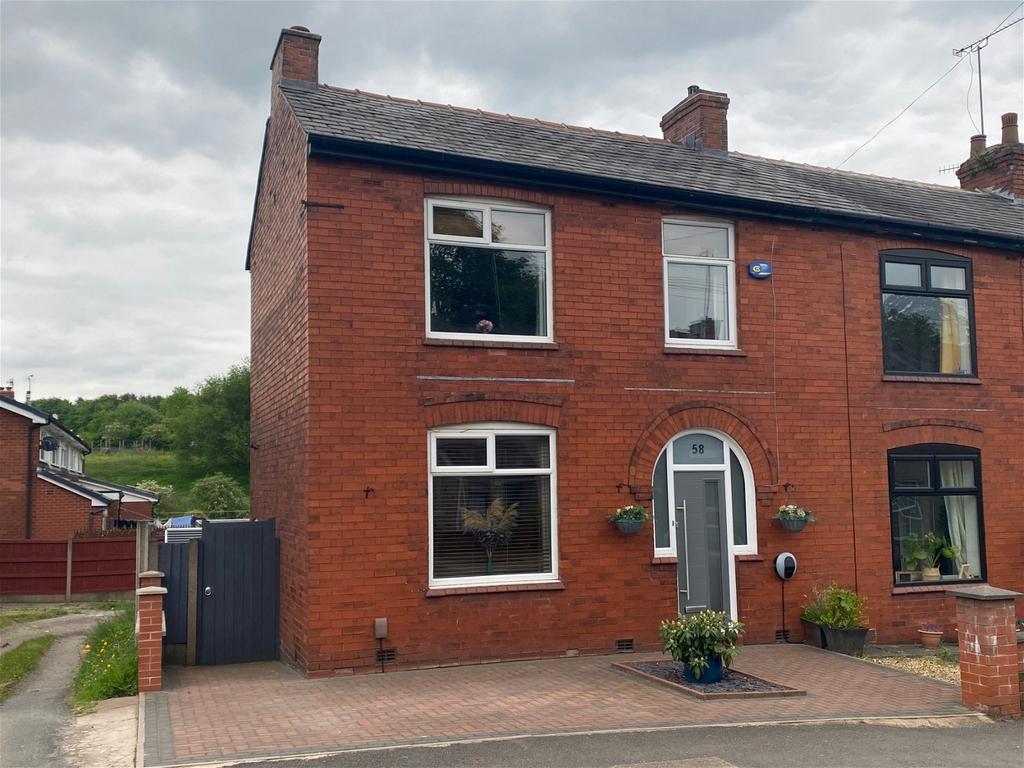 Fir Lane, Royton, Oldham, OL2 6TY 2 bed end of terrace house £199,950