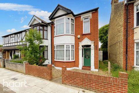 3 bedroom end of terrace house for sale, Pretoria Road, Romford