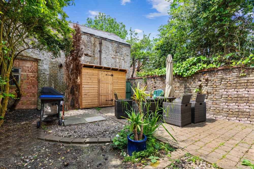 Hallowell Road, Northwood, HA6 2 bed flat £1,750 pcm (£404 pw)