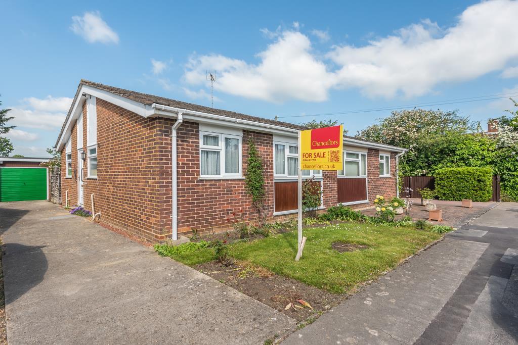 Thame, Oxfordshire, OX9 2 bed semidetached bungalow for sale £400,000