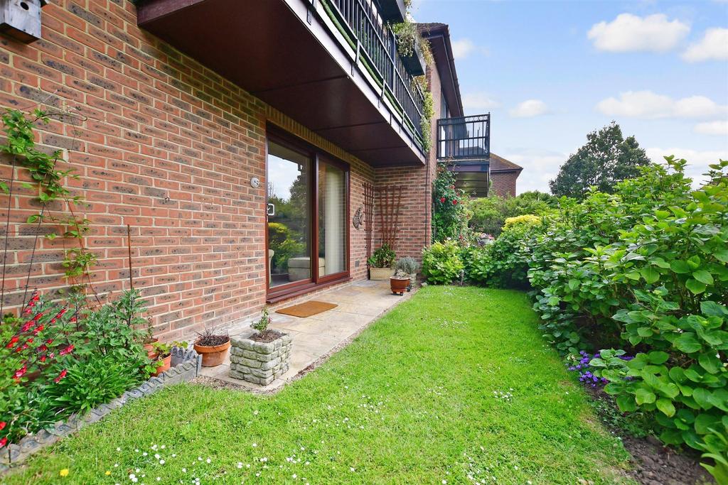 Epple Bay Avenue, Birchington, Kent 3 bed ground floor flat for sale