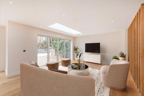 6 bedroom semi-detached house for sale - Hocroft Road, London, NW2