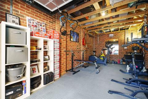 10 Cascade Way, Farnham, GU9 7GQ