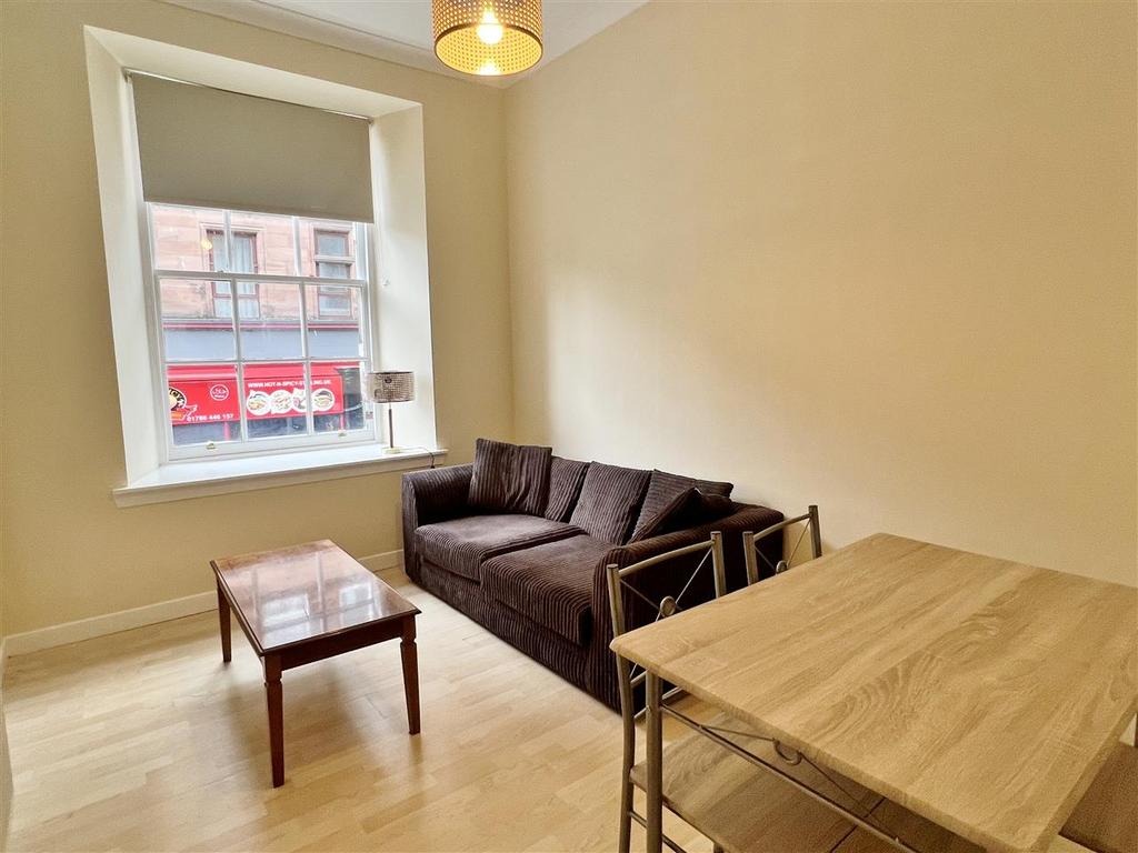 Baker Street, Stirling 2 bed flat £900 pcm (£208 pw)