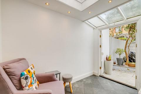 52 Warwick Road, Twickenham, TW2 6SW