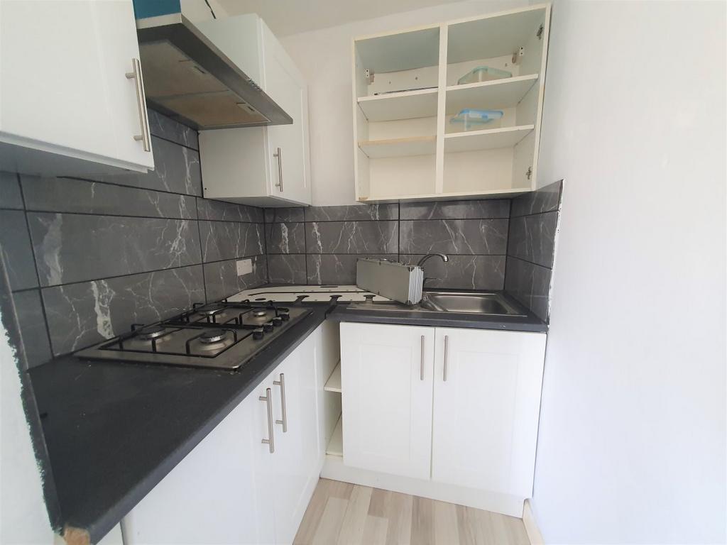 Lechmere Avenue, Chigwell 1 bed flat to rent £1,200 pcm (£277 pw)