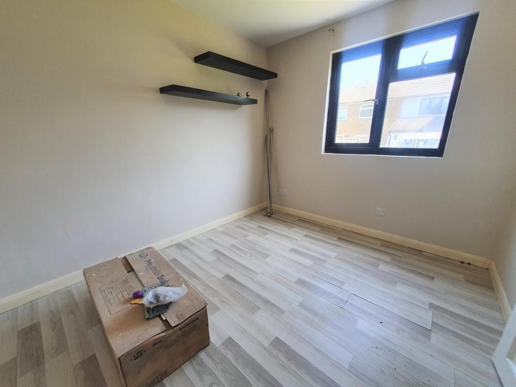 Lechmere Avenue, Chigwell 1 bed flat £1,200 pcm (£277 pw)