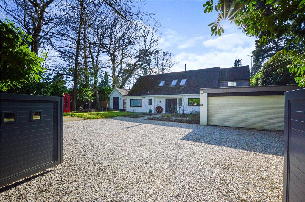 Blackdown Avenue, Pyrford, Woking, Surrey, GU22 5 bed detached house to