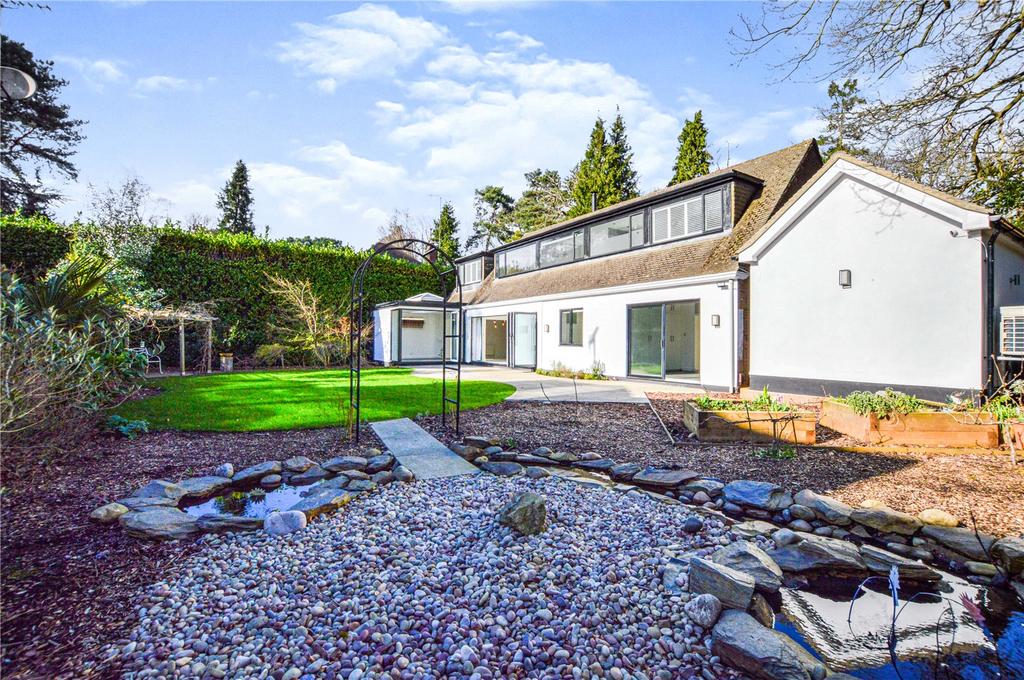 Blackdown Avenue, Pyrford, Woking, Surrey, GU22 5 bed detached house to
