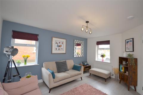 3 bedroom semi-detached house for sale - Waspsnest Court, Mirfield, West Yorkshire, WF14