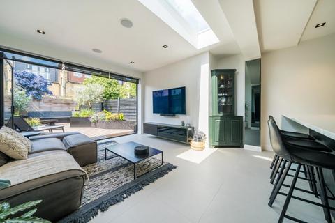 67 Pevensey Road, London, SW17 0HT