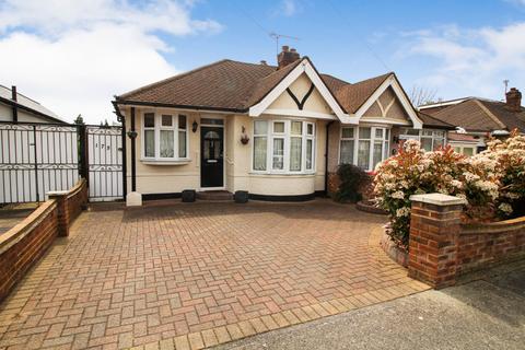 2 bedroom bungalow for sale - Alma Avenue, Hornchurch, RM12