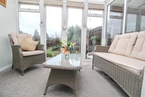2 bedroom bungalow for sale - Alma Avenue, Hornchurch, RM12
