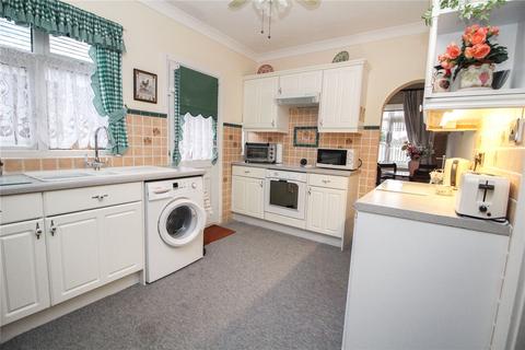 2 bedroom bungalow for sale - Alma Avenue, Hornchurch, RM12