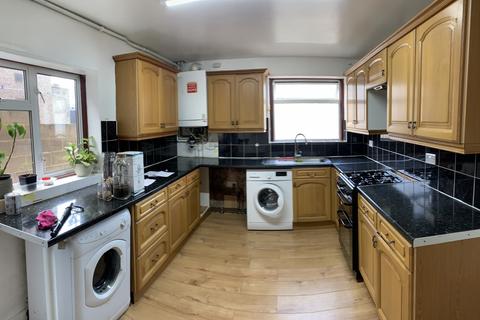 3 bedroom terraced house to rent - 397 Strone Road, E12